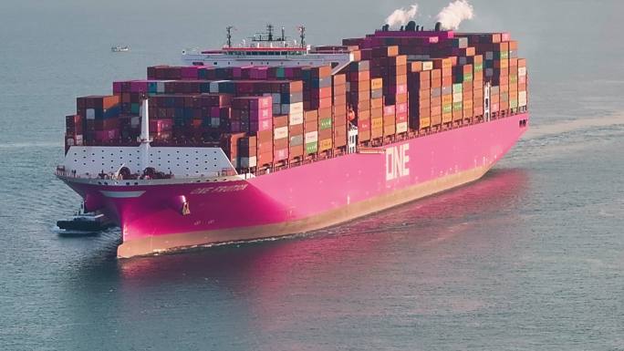ONE粉色超大型集装箱船进港-1