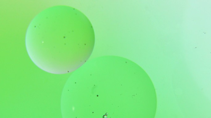 彩色微距摄影水滴水球水分子合并视频