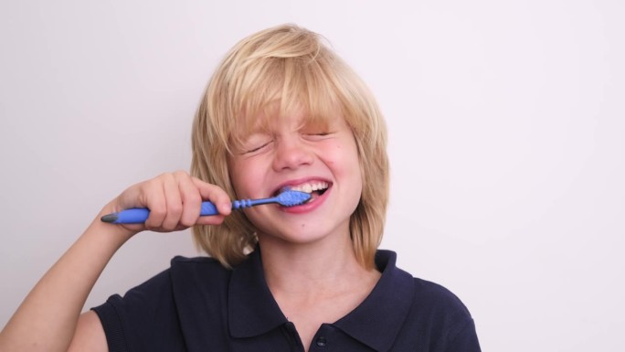 肖像快乐微笑的小朋友小朋友小朋友刷牙牙刷上白，保健，口腔卫生