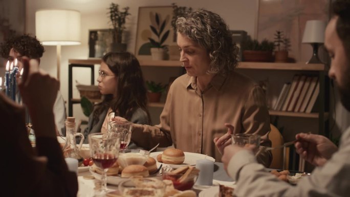 犹太家庭在光明节晚餐上享用传统食物