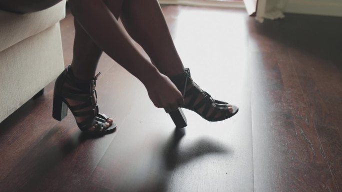 漂亮的黑人女人系着漂亮的鞋子