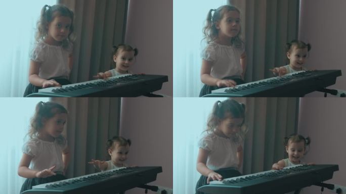 白人年轻的音乐家女孩孩子在家里的音乐教育中进行有趣的活动，演奏钢琴音乐课。蹒跚学步的妹妹也想玩。姐妹