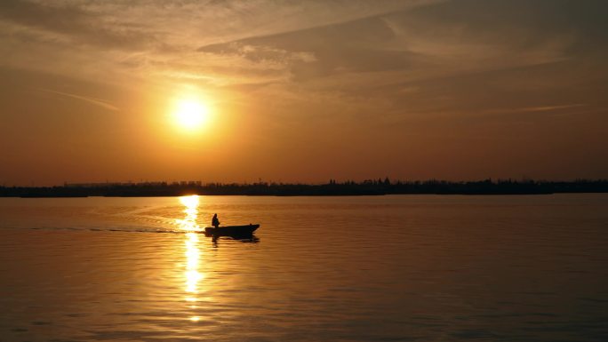 夕阳下的京杭大运河落日渔船