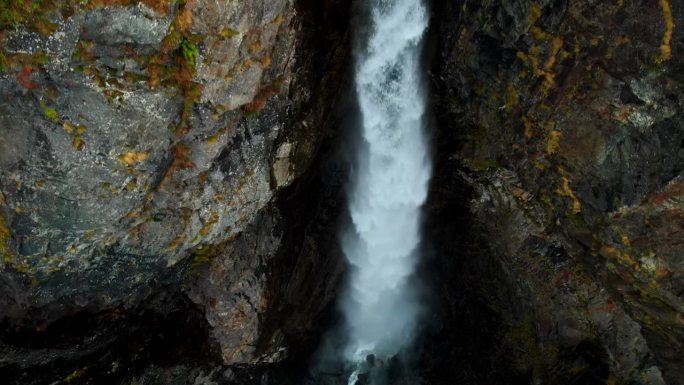 美丽的瀑布从岩石流出，鸟瞰图，慢动作，发现和探索自然