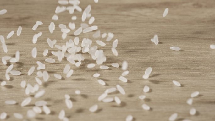 大米在木桌面上洒落 大米洒落到桌面