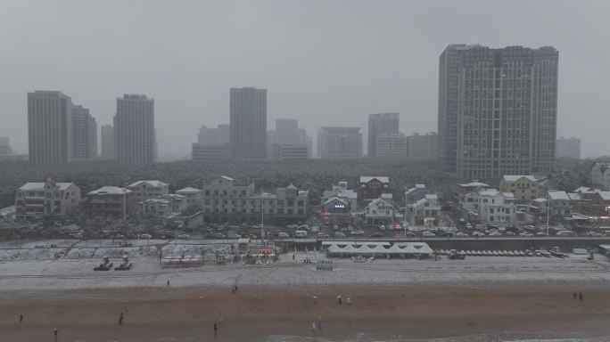 航拍飞雪之中的威海国际海水浴场沙滩海岸