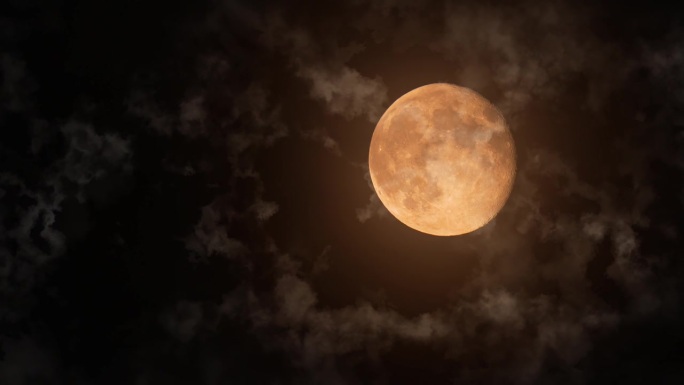 明亮的满月，移动的云层后面有陨石坑，暖空气上升的小气流靠近