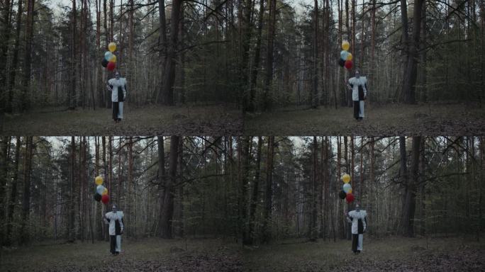 在黑暗的森林里，小丑拿着五颜六色的气球