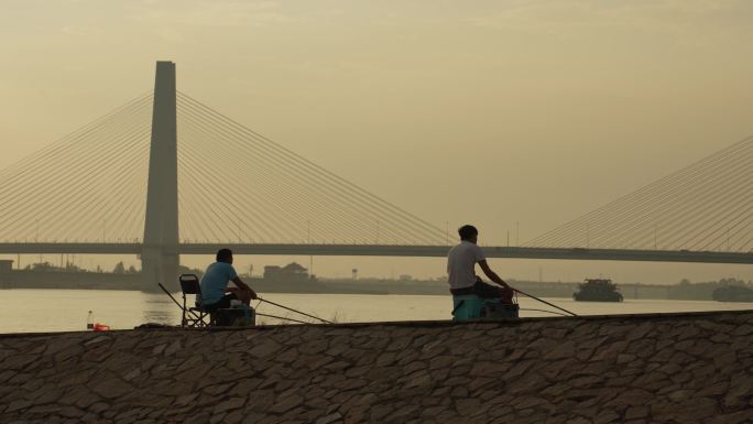 夕阳西下 岸边钓鱼的人 河堤休闲钓鱼