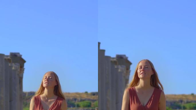 垂直视频。故事的格式。一名年轻女子参观位于土耳其安塔利亚的佩尔热古城遗址。这些废墟是这座城市丰富历史