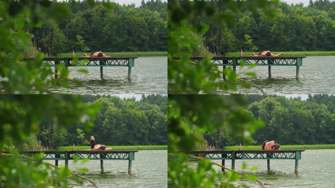 在湖边运动的女人。累了，在水边的木码头上休息