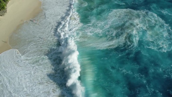 令人叹为观止的科灵王海滩日落:空中4K无人机视频展示危险的悬崖，绿松石的海浪，和巴厘岛僻静的海滩，努