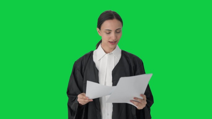 快乐的印度女律师阅读案件卷宗绿屏