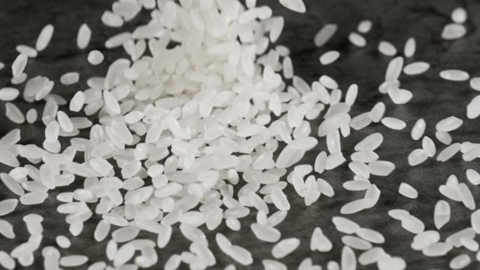 大米在灰桌面上洒落 大米洒落到桌面