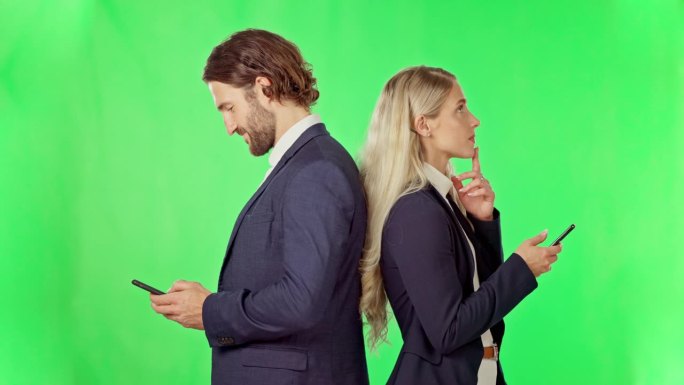 一对夫妇，拿着手机，站在绿色的屏幕上，背对着工作室里的背景模型。手机，商务和男女短信，社交媒体或在线