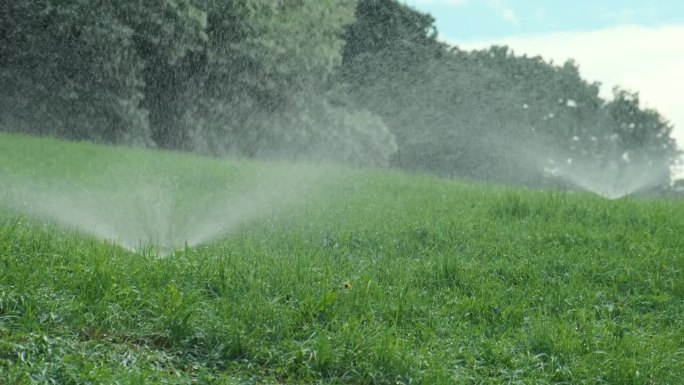 自动洒水装置，在公园内洒水、浇草。灌溉园艺系统，用于灌溉和维护草坪的园艺设备