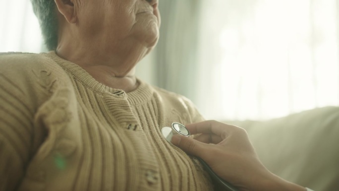 医生用听诊器检查老年病人的健康状况。