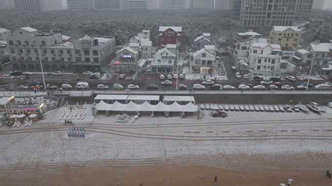 航拍俯瞰威海国际海水浴场环海路巡逻警车