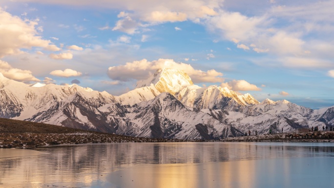 贡嘎雪山日照金山