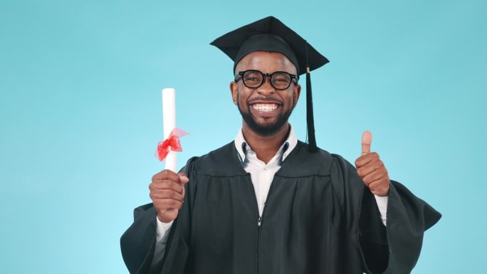 黑人，毕业了，竖起大拇指，带着文凭和脸，蓝色背景上带着骄傲和庆祝的微笑。教育有功，功成名就，毕业在工