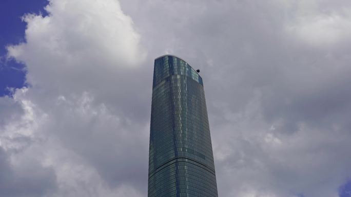 湖北武汉中心大厦与天空云层延时