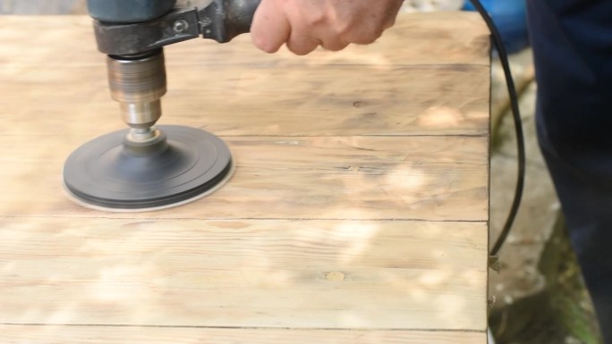 木匠打磨木头表面。