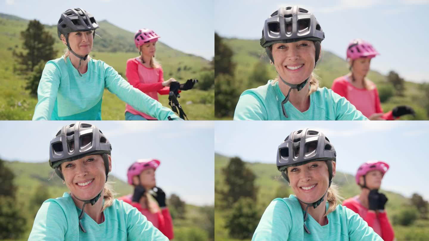 一个微笑的女山地自行车手的肖像