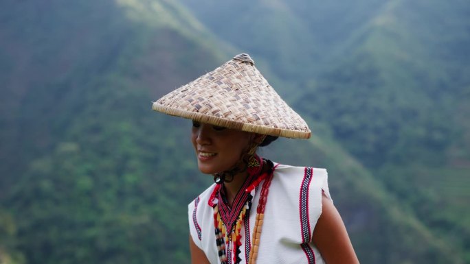 一个身着传统服饰的女人的细节图