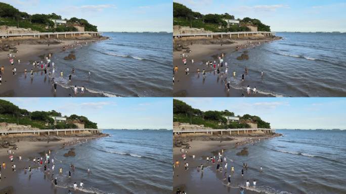 市民和游客在厦门鼓浪屿海边沙滩游玩戏水