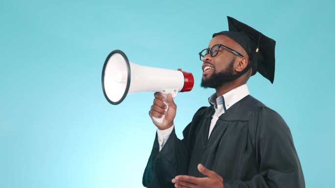 谈话，毕业典礼，一个黑人拿着蓝色背景的扩音器宣布。学校，交流和非洲男性毕业生的大学成就或成功的演讲