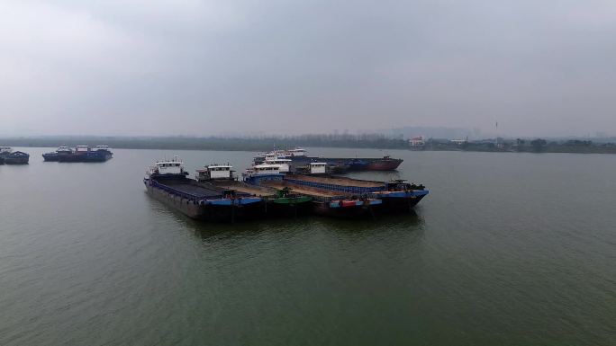 整装待发的运输船，湘江里停靠的运输船