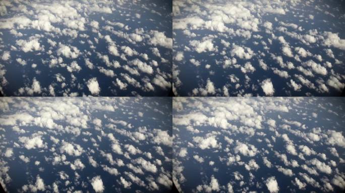 从宇宙飞船上鸟瞰地球。从绕地球运行的宇宙飞船上俯瞰地球上的云和海洋，呈现电影般的慢动作。