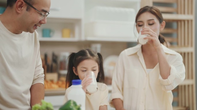厨房里的家庭纽带:亚洲父母和孩子用健康的牛奶珍惜快乐的时刻。