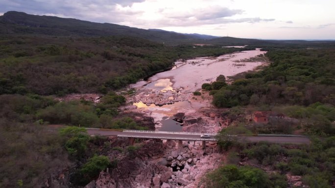 无人机拍摄的汽车行驶在从Lençóis到巴西巴伊亚州帕蒂河谷伊比科亚拉的路上的视频