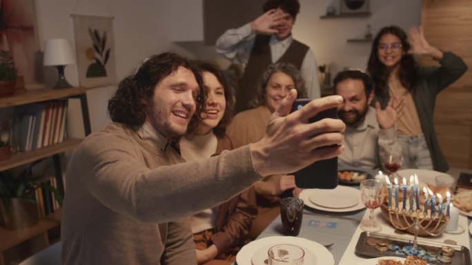 犹太家庭在光明节晚宴上与远方的亲戚视频通话