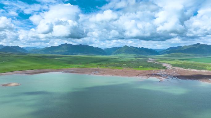 草原湖面航拍