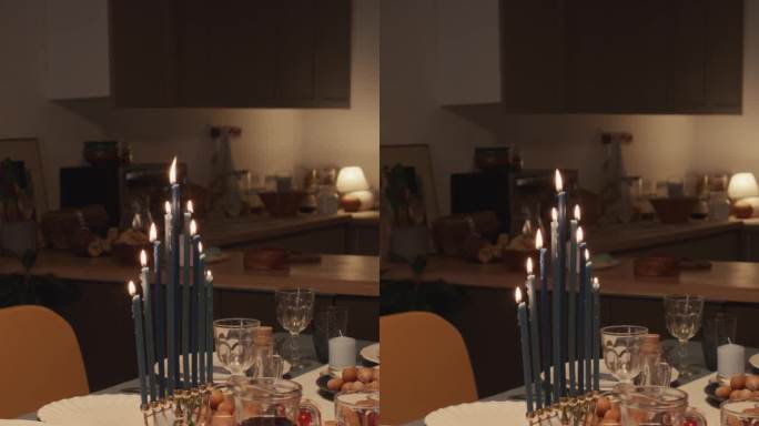 为光明节盛宴准备的桌子上燃烧的蜡烛