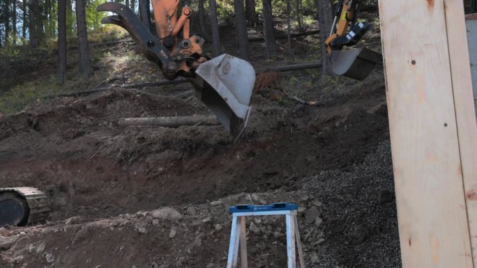 年轻人从零开始建造家园，开始第一步的施工