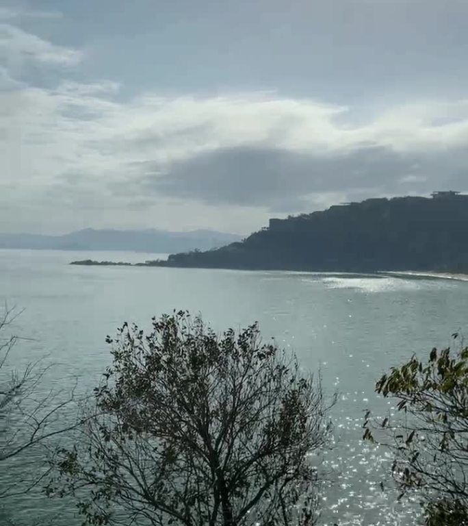 波光粼粼的湖边山川河流湖泊