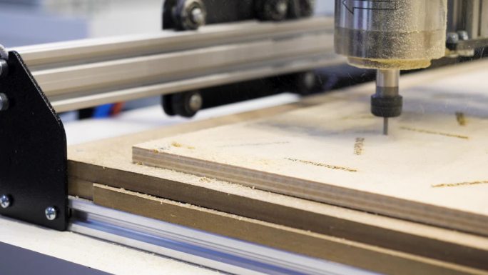 木工机器切割木板的特写。媒体。用自动机器在木头上刻上漂亮的图案。用自动化机器雕刻木雕