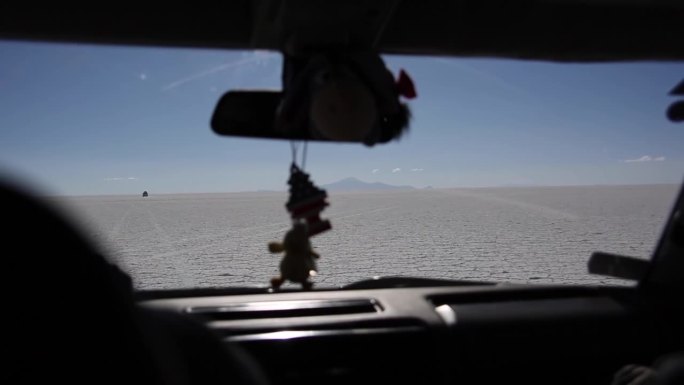 南美洲玻利维亚的乌尤尼盐湖和汽车场景
