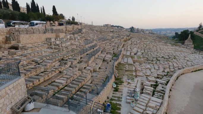 以色列耶路撒冷橄榄山上的犹太人墓地。宗教古迹