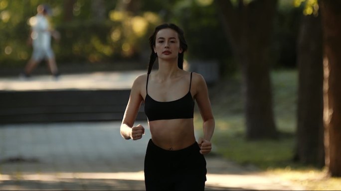 超级慢动作。运动健康运动运动员女孩训练马拉松跑。早上在公园外做有氧运动。享受健康生活方式的年轻女性。