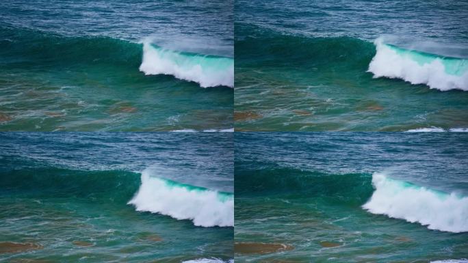 蓝绿色的海浪在慢动作中膨胀。泡沫强大的桶滚