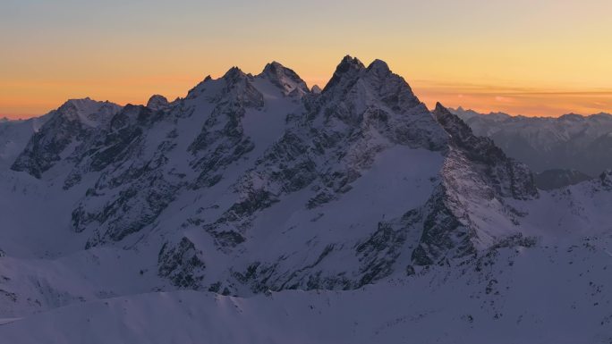 航拍雪山