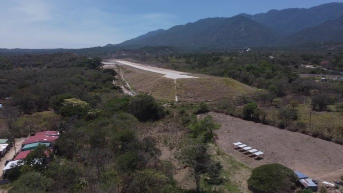 鸟瞰风景如画的洪都拉斯格拉西亚斯镇的机场跑道