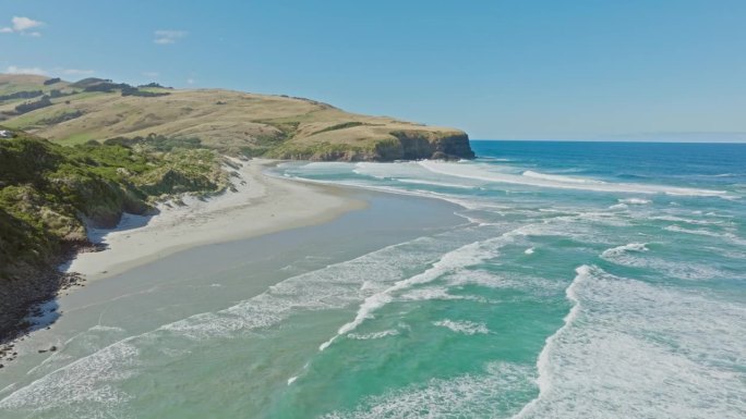 在新西兰达尼丁的奥塔哥半岛的斯梅尔斯海滩，鸟瞰海浪、激流和沙丘海岸景观
