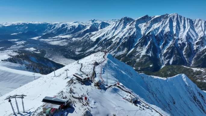 雪山雪峰大山雪景山巅山峰壮美白雪自然缆车