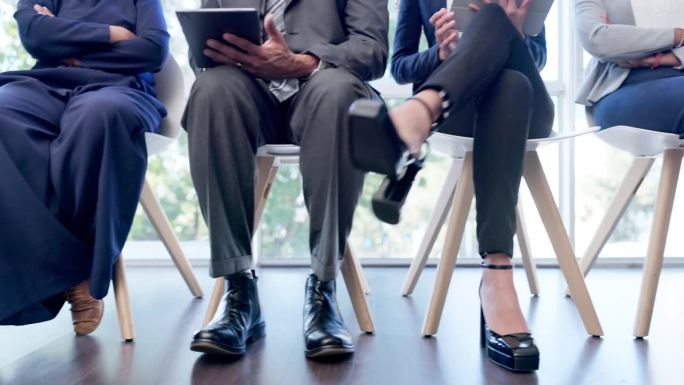商务人士，腿和组一排在办公室面试，招聘或招聘。椅子，脚和公司的工作场所，男人和女人拿着科技和笔记，在