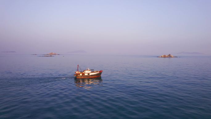 海上日出作业清晨出海捕捞业渔业资源